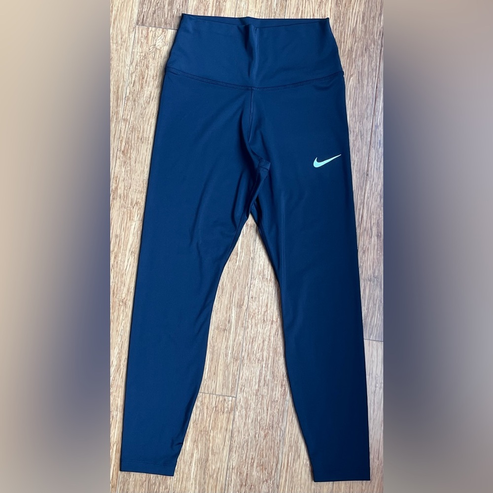 Nike Womens Black Leggings size medium like new. 1591